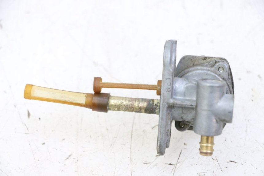 photo de ROBINET RESERVOIR YAMAHA PW 80 (1983 - 2014) - Gros plan technique