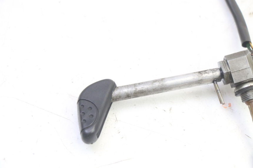 photo de ROBINET RESERVOIR PEUGEOT SPEEDAKE 50 (1995 - 1997) - Gros plan technique