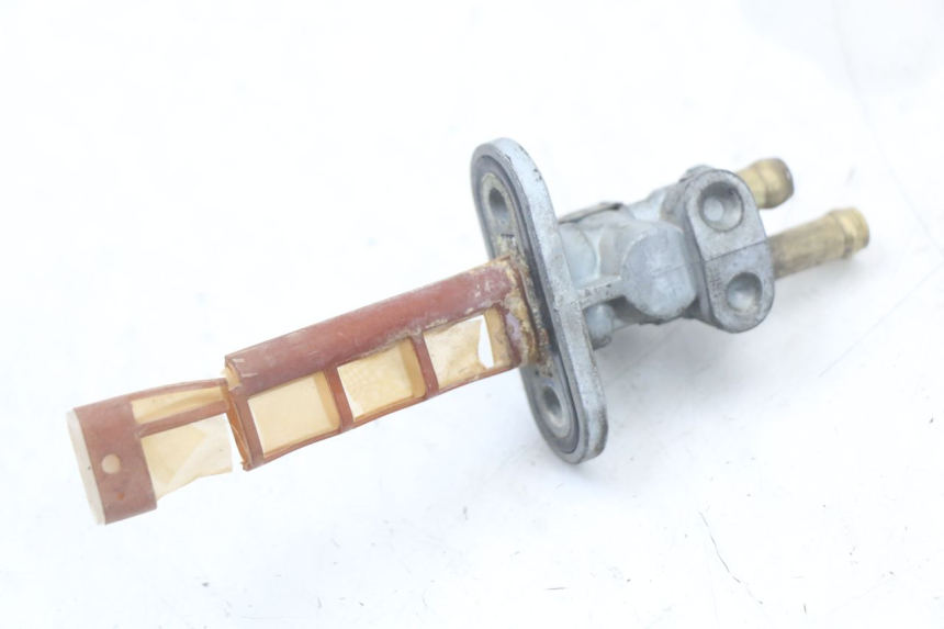 photo de ROBINET RESERVOIR SUZUKI GS F 500 (2004 - 2007) - Gros plan technique