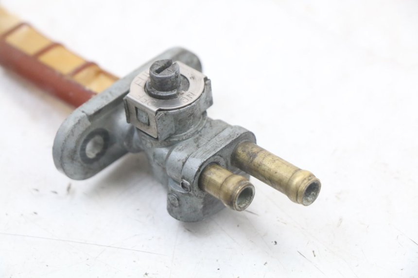 photo de ROBINET RESERVOIR SUZUKI GS F 500 (2004 - 2007) - Points de fixation