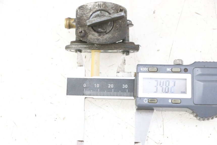 photo de ROBINET RESERVOIR YAMAHA FZS FAZER 600 (2001 - 2003) - Détail de la pièce