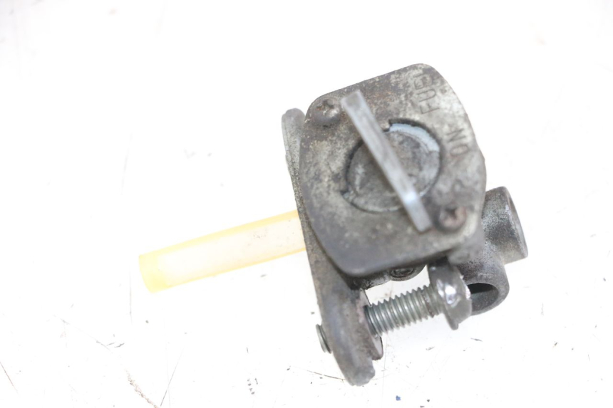 photo de ROBINET RESERVOIR YAMAHA FZS FAZER 600 (2001 - 2003) - Zoom état d’usage