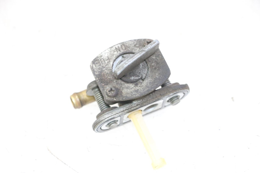 photo de ROBINET RESERVOIR YAMAHA FZS FAZER 600 (2001 - 2003) - Autre angle de vue