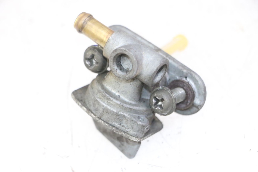 photo de ROBINET RESERVOIR YAMAHA FZS FAZER 600 (2001 - 2003) - Gros plan technique