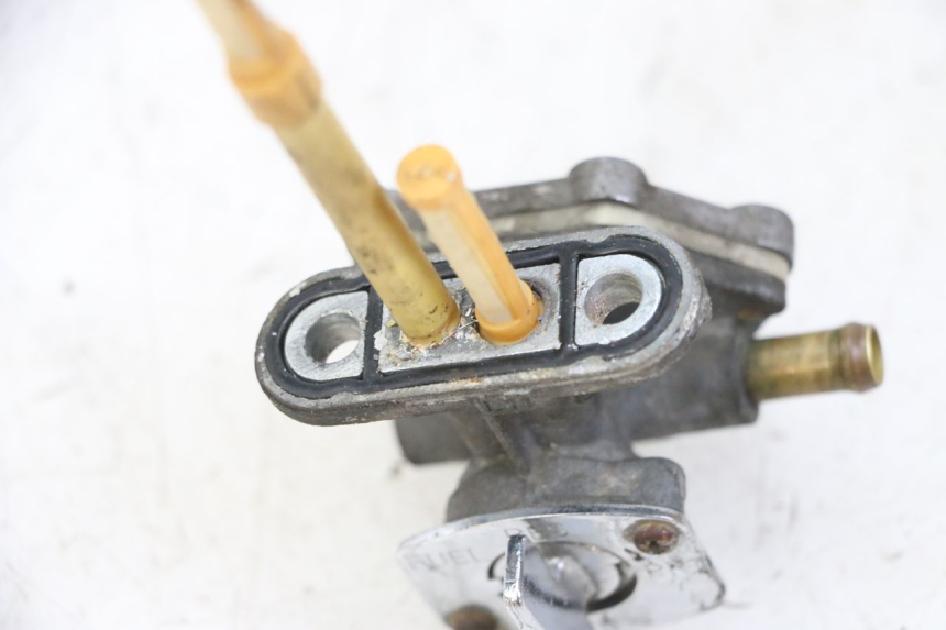 photo de ROBINET RESERVOIR KAWASAKI ZR7 ZR-7 S 750 (1999 - 2004) - Zoom état d’usage