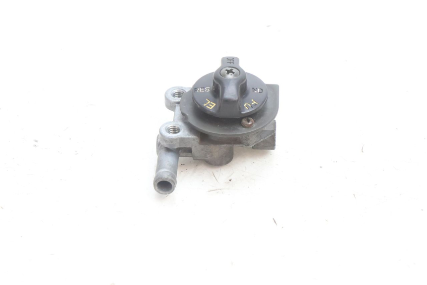 photo de ROBINET RESERVOIR KAWASAKI ZZR 600 (1995 - 2004) - Gros plan technique