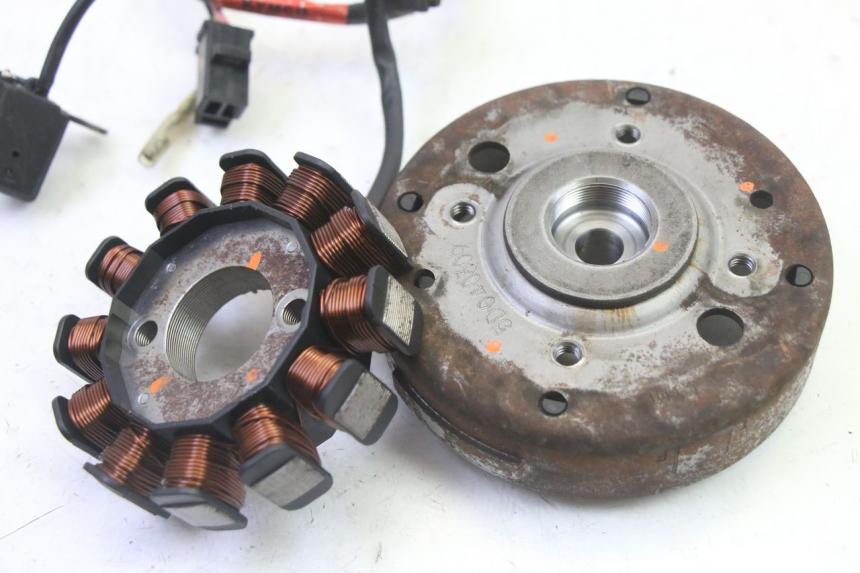 photo de ROTOR STATOR KYMCO AGILITY NAKED RENOUVO 2T 50 (2011 - 2018) - Gros plan technique