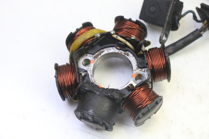 photo de ROTOR STATOR PEUGEOT ELYSTAR 50 (2002 - 2014) - Points de fixation