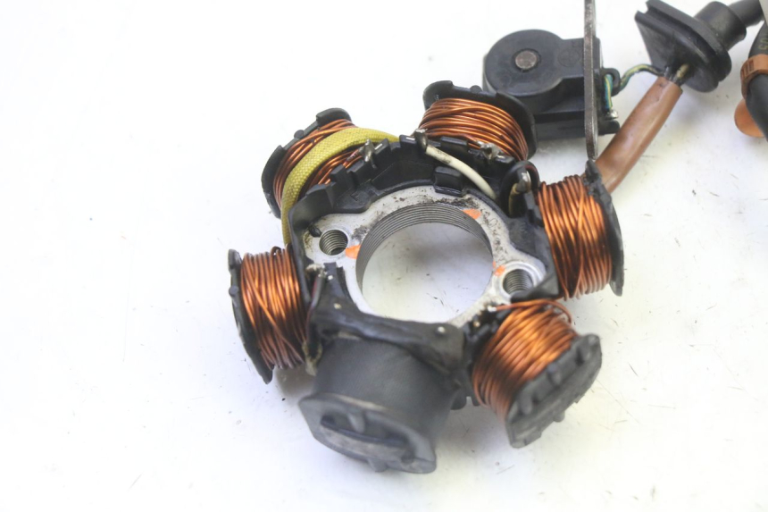 photo de ROTOR STATOR PEUGEOT ELYSTAR 50 (2002 - 2014) - Points de fixation