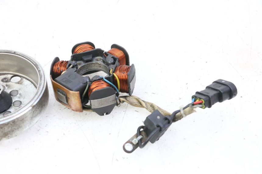 photo de ROTOR STATOR PIAGGIO FLY 2T 50 (2004 - 2017) - Gros plan technique
