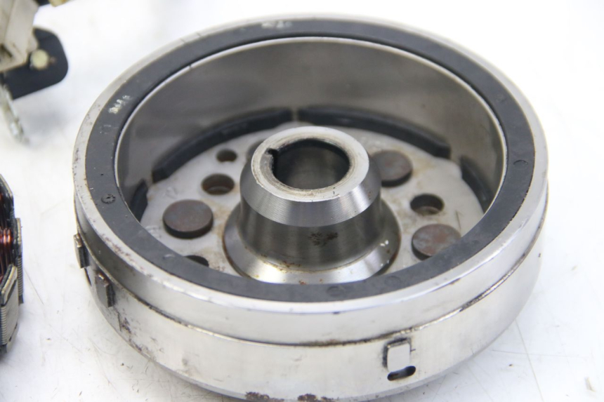 photo de ROTOR STATOR YAMAHA FZS FAZER 600 (1998 - 2001) - Gros plan technique
