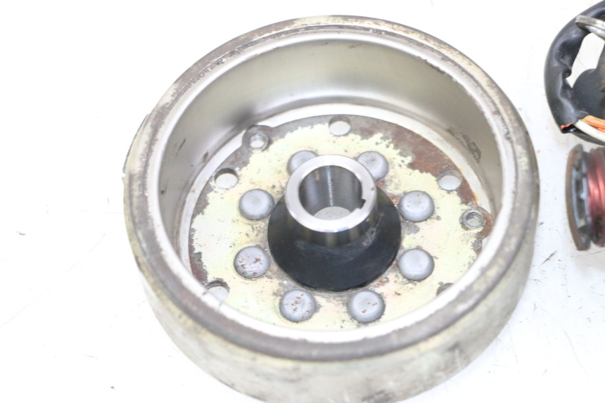 photo de ROTOR STATOR PEUGEOT KISBEE 2T 50 (2010 - 2017) - Vue rapprochée