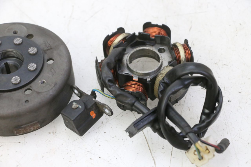 photo de ROTOR STATOR PEUGEOT KISBEE 2T 50 (2010 - 2017) - Autre angle de vue