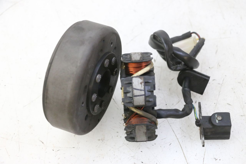 photo de ROTOR STATOR PEUGEOT KISBEE 2T 50 (2010 - 2017) - Gros plan technique