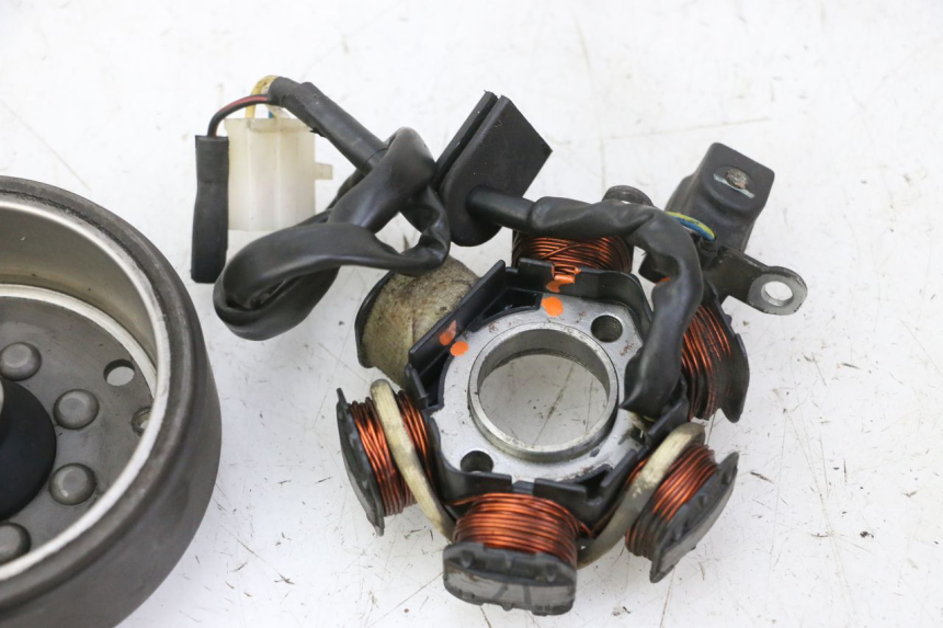 photo de ROTOR STATOR PEUGEOT KISBEE 2T 50 (2010 - 2017) - Points de fixation