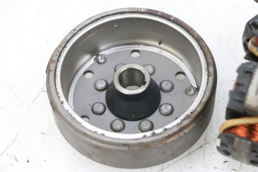 photo de ROTOR STATOR PEUGEOT KISBEE 2T 50 (2010 - 2017) - Points de fixation