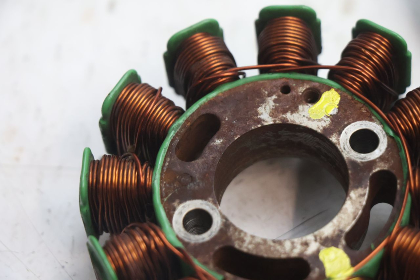 photo de ROTOR STATOR PEUGEOT KISBEE 4T 50 (2018 - 2022) - Points de fixation