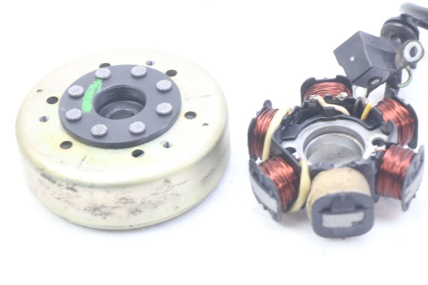 photo de ROTOR STATOR PEUGEOT LUDIX 50 (2005 - 2007) - Gros plan technique