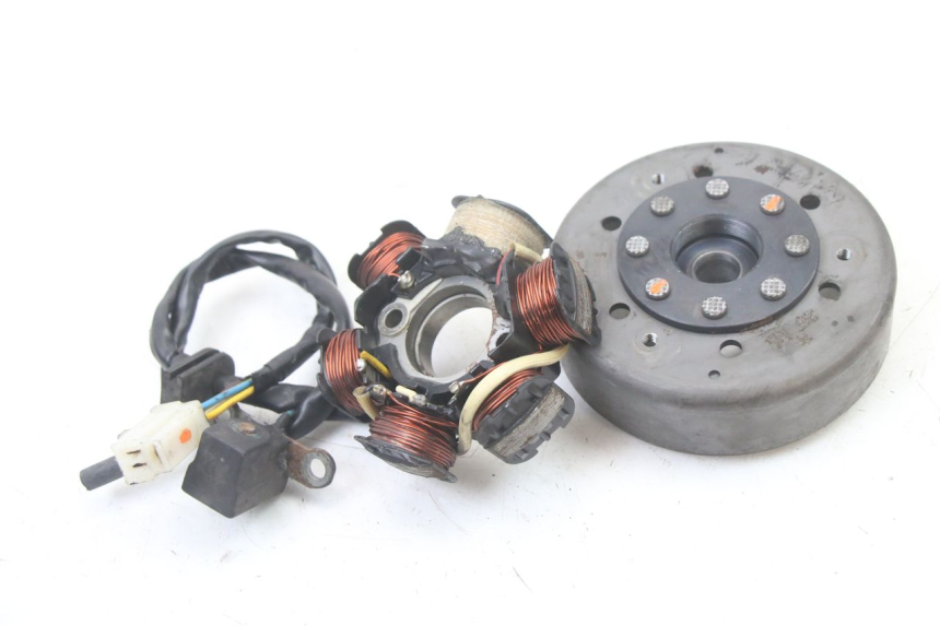 photo de ROTOR STATOR PEUGEOT KISBEE 2T 50 (2010 - 2017) - Gros plan technique