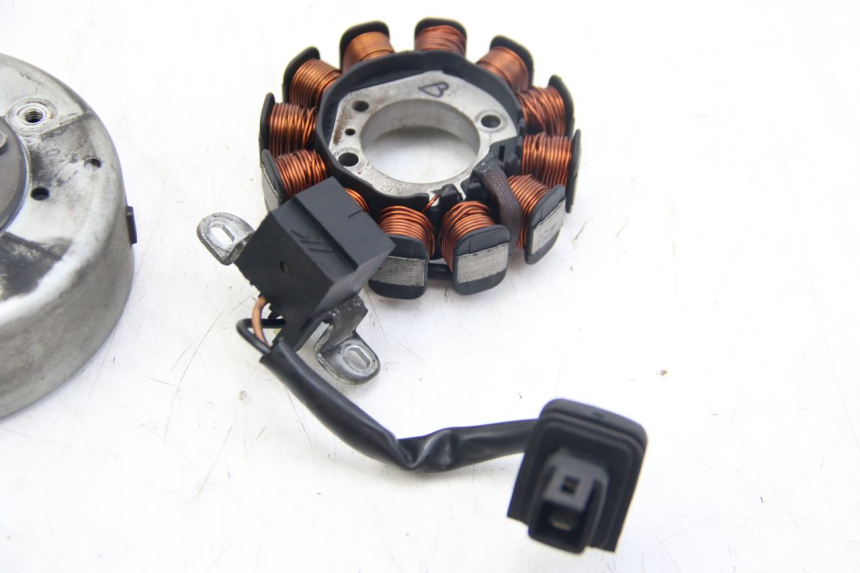 photo de ROTOR STATOR APRILIA SCARABEO 4T 50 (2009 - 2017) - Autre angle de vue