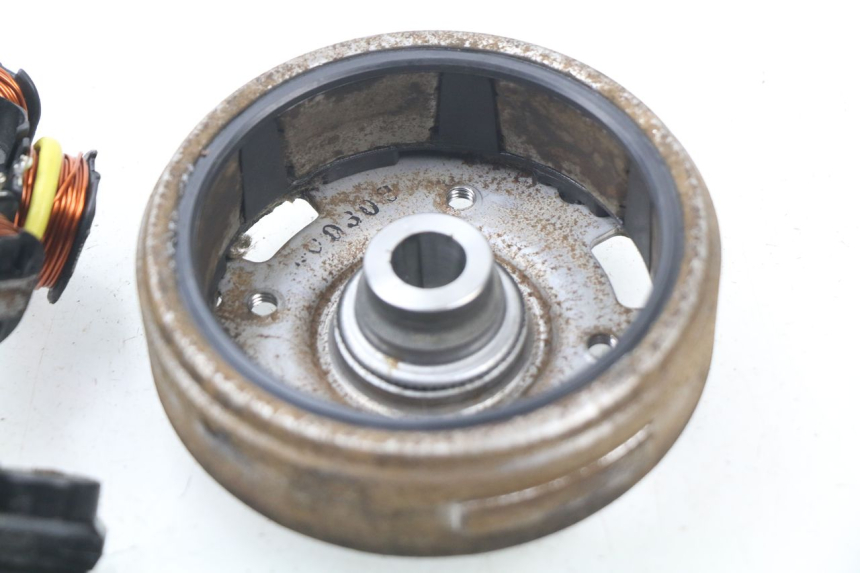 photo de ROTOR STATOR PEUGEOT TREKKER TKR 50 (2005 - 2014) - Points de fixation