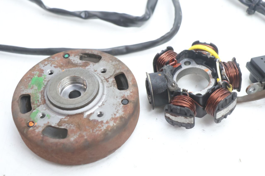 photo de ROTOR STATOR PEUGEOT TREKKER 50 (1995 - 2004) - Gros plan technique