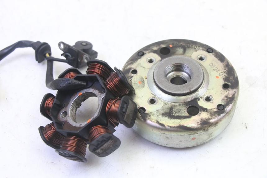 photo de ROTOR STATOR PEUGEOT VIVACITY NEW 4T 50 (2008 - 2017) - Gros plan technique