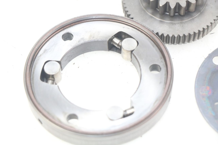 photo de ROUE LIBRE DEMARREUR SUZUKI BURGMAN 125 (2007 - 2014) - Autre angle de vue