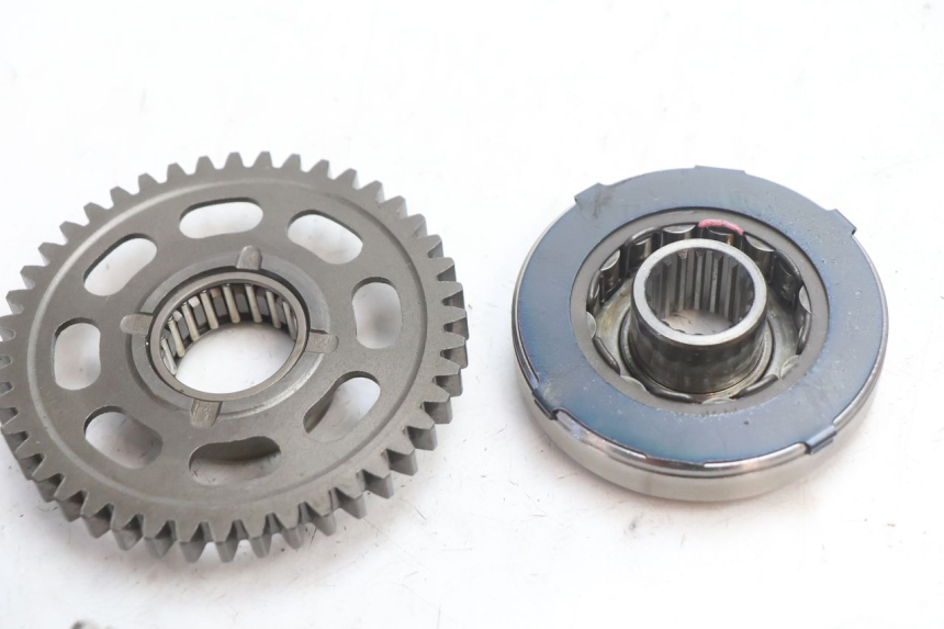 photo de ROUE LIBRE DEMARREUR SUZUKI GSR 600 (2005 - 2012) - Autre angle de vue