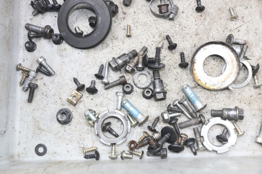 photo de SAC VISSERIE VIS YAMAHA AEROX NAKED 2T 50 (2013 - 2017) - Zoom état d’usage