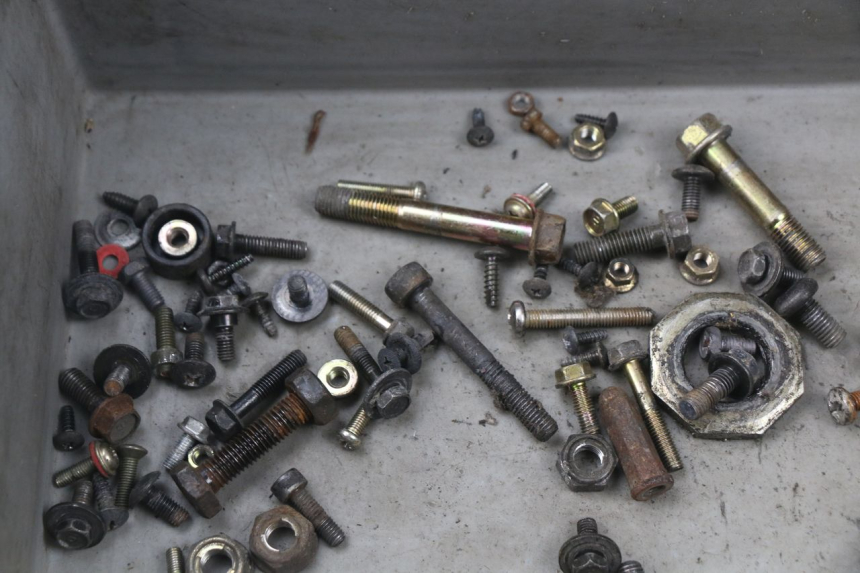 photo de SAC VISSERIE VIS KYMCO AGILITY 4T 50 (2005 - 2018) - Gros plan technique