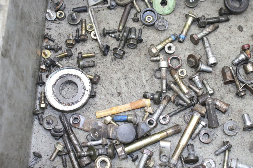 photo de SAC VISSERIE VIS KYMCO AGILITY 4T 50 (2005 - 2018) - Zoom état d’usage