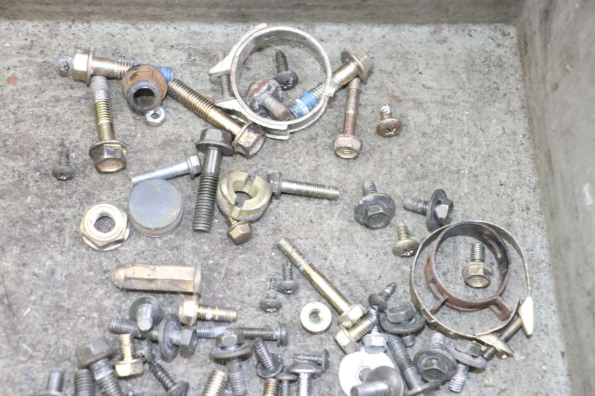 photo de SAC VISSERIE VIS KYMCO AGILITY 4T 50 (2005 - 2018) - Autre angle de vue