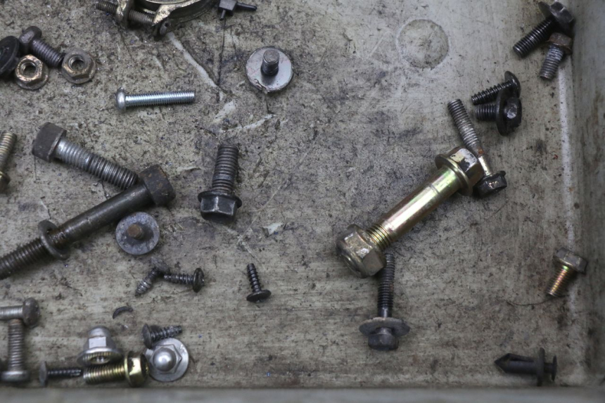 photo de SAC VISSERIE VIS KYMCO AGILITY CARRY 50 (2011 - 2020) - Gros plan technique