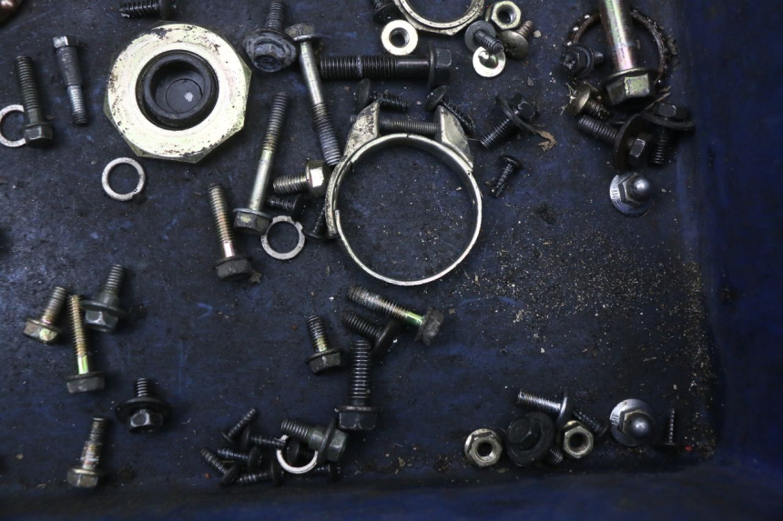 photo de SAC VISSERIE VIS KYMCO AGILITY FR 2T 50 (2012 - 2017) - Gros plan technique