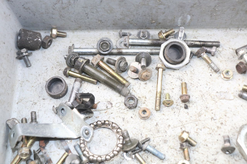 photo de SAC VISSERIE VIS KYMCO AGILITY RS 2T 50 (2009 - 2013) - Gros plan technique