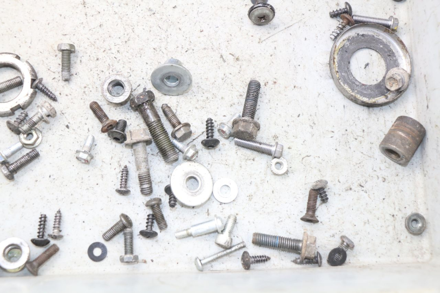 photo de SAC VISSERIE VIS MBK BOOSTER SPIRIT 50 (2004 - 2017) - Zoom état d’usage