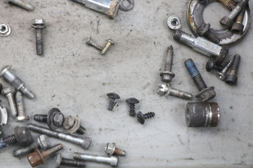 photo de SAC VISSERIE VIS MBK BOOSTER SPIRIT 50 (2004 - 2017) - Zoom état d’usage