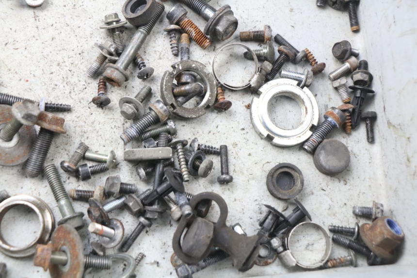 photo de SAC VISSERIE VIS SUZUKI BURGMAN 125 (2007 - 2014) - Zoom état d’usage