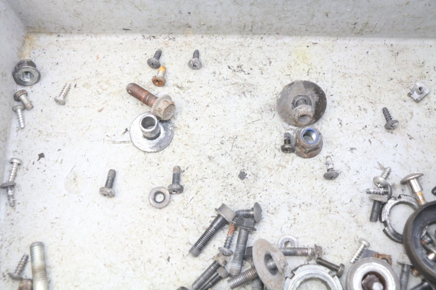 photo de SAC VISSERIE VIS SUZUKI BURGMAN 125 (2007 - 2014) - Zoom état d’usage