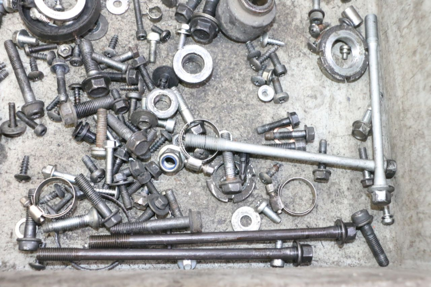 photo de SAC VISSERIE VIS SUZUKI BURGMAN 125 (2007 - 2014) - Gros plan technique