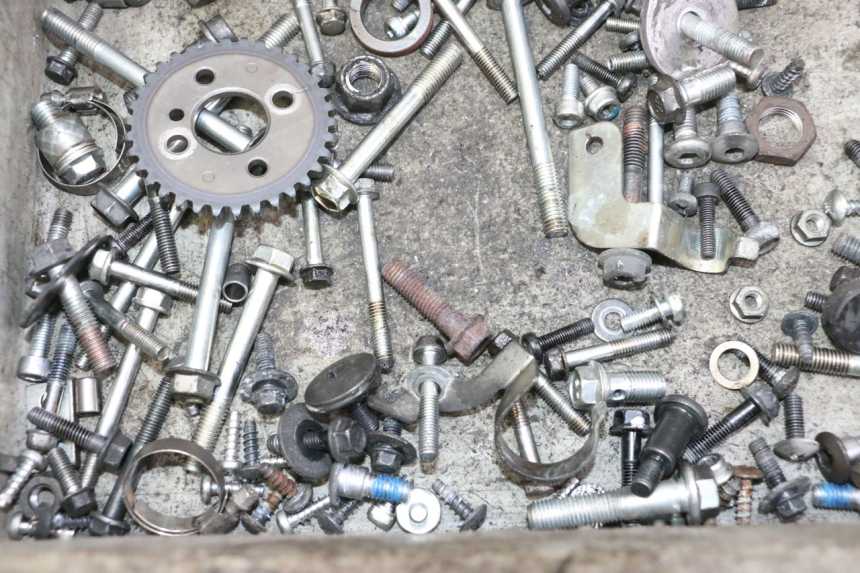 photo de SAC VISSERIE VIS SUZUKI BURGMAN 125 (2007 - 2014) - Zoom état d’usage