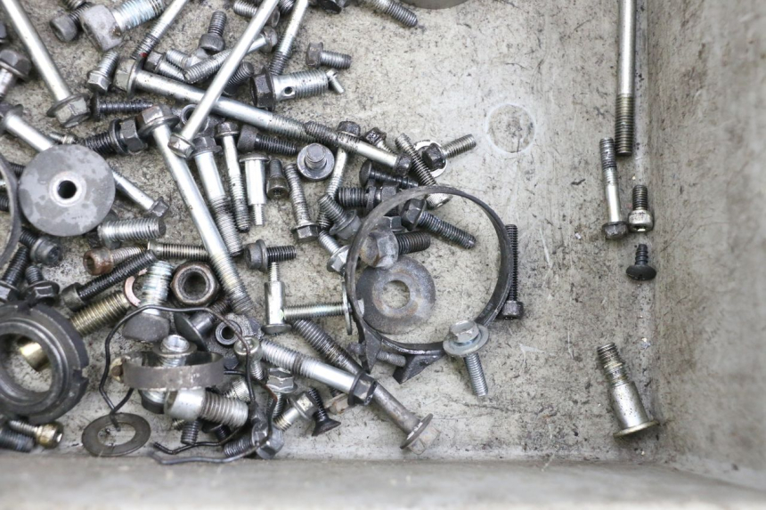 photo de SAC VISSERIE VIS SUZUKI BURGMAN EXECUTIVE ABS 650 (2006 - 2012) - Gros plan technique