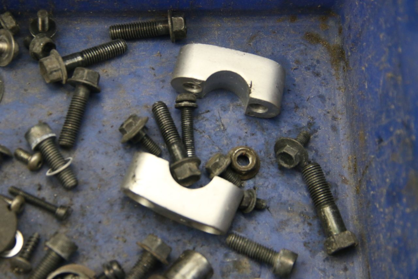 photo de SAC VISSERIE VIS YAMAHA BW'S BWS 125 (2010 - 2013) - Gros plan technique