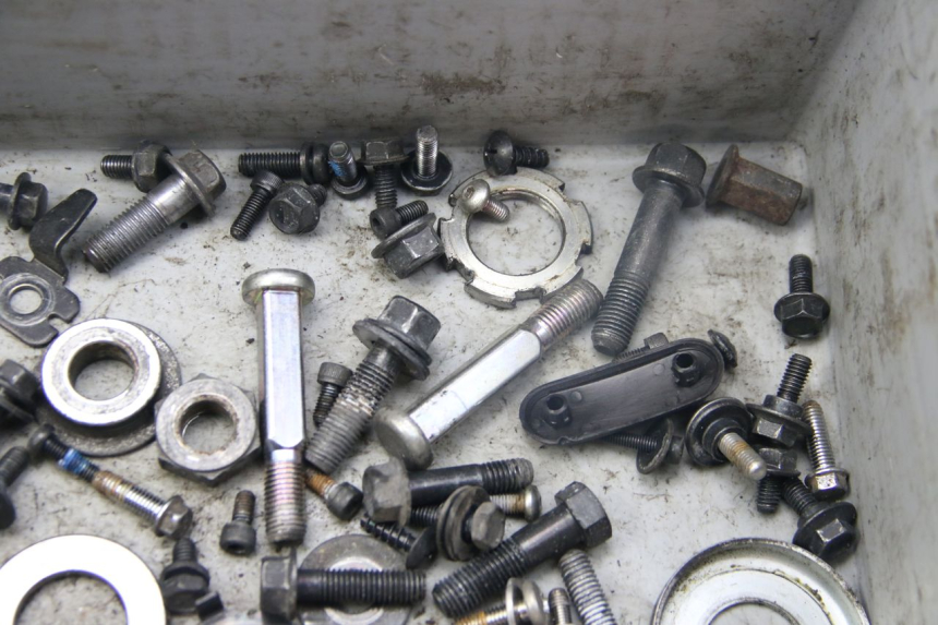 photo de SAC VISSERIE VIS YAMAHA BW'S BWS 125 (2010 - 2013) - Gros plan technique