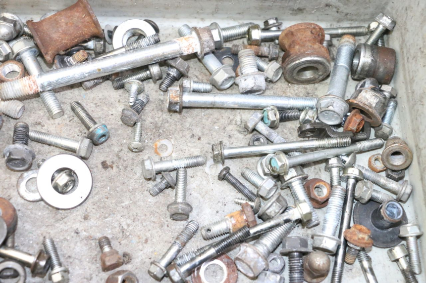 photo de SAC VISSERIE VIS HONDA CBF 125 (2009 - 2015) - Gros plan technique