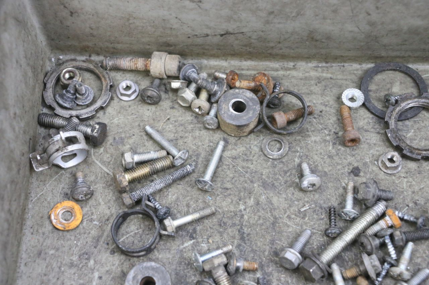 photo de SAC VISSERIE VIS PEUGEOT ELYSEO 125 (1999 - 2004) - Autre angle de vue