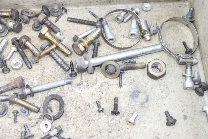 photo de SAC VISSERIE VIS PEUGEOT ELYSTAR 125 (2002 - 2007) - Zoom état d’usage