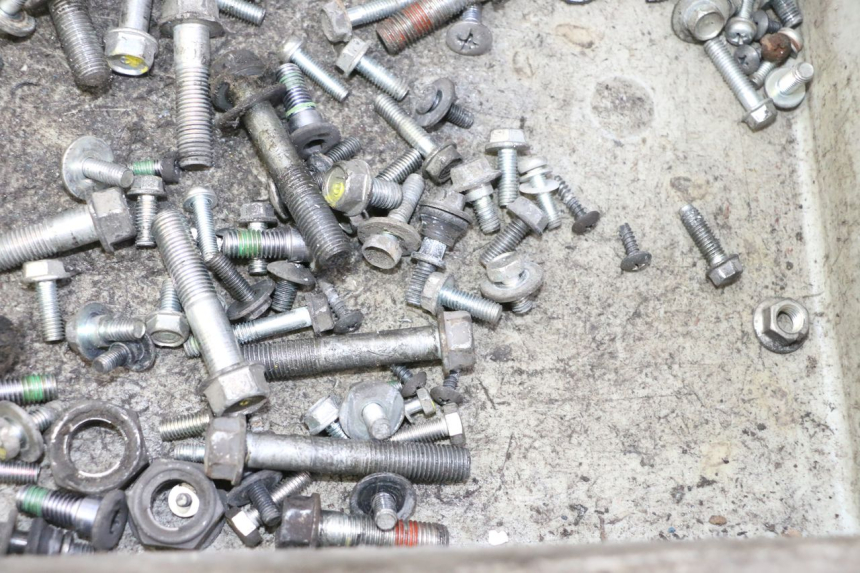 photo de SAC VISSERIE VIS HONDA FES S-WING SWING ABS 125 (2007 - 2015) - Gros plan technique