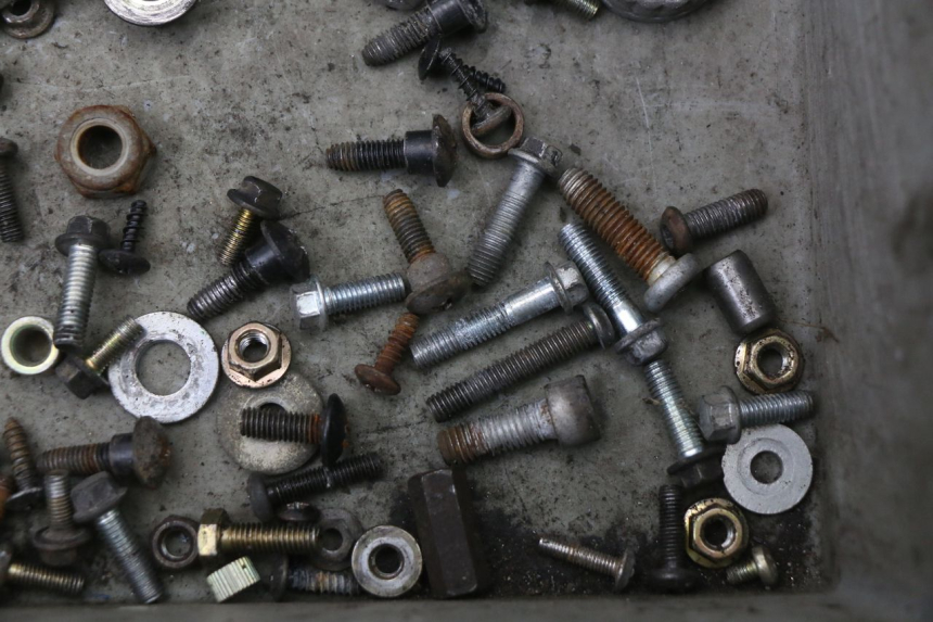 photo de SAC VISSERIE VIS PIAGGIO FLY 4T 50 (2004 - 2010) - Gros plan technique